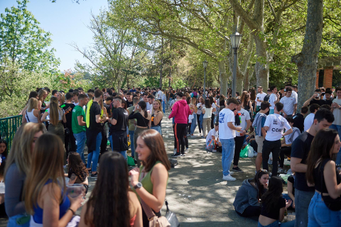 Miles de jóvenes disfrutan de un día soleado
