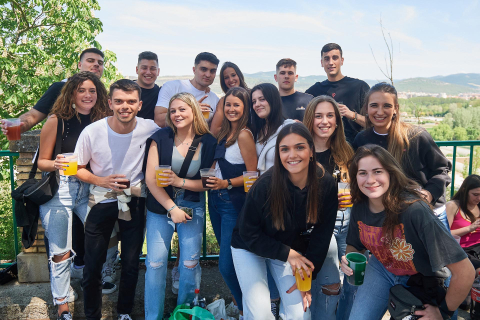 Miles de jóvenes disfrutan de un día soleado