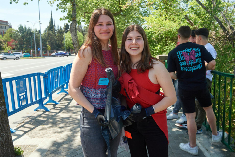 Miles de jóvenes disfrutan de un día soleado