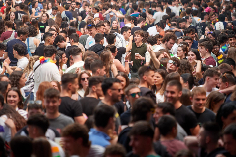 Miles de jóvenes disfrutan de un día soleado