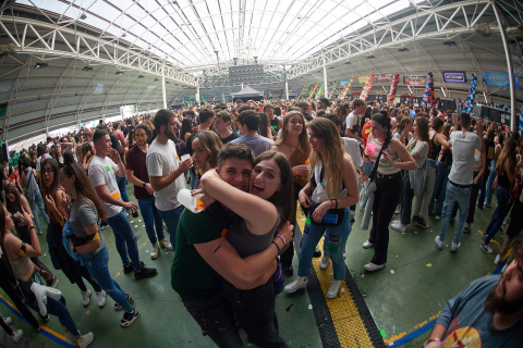 Miles de jóvenes disfrutan de un día soleado