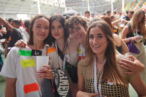 Miles de jóvenes disfrutan de un día soleado