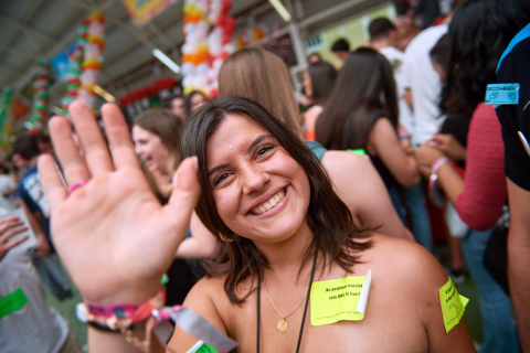 Miles de jóvenes disfrutan de un día soleado