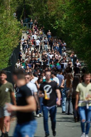 Miles de jóvenes disfrutan de un día soleado