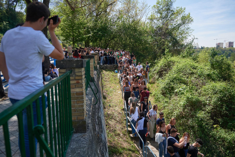 Miles de jóvenes disfrutan de un día soleado