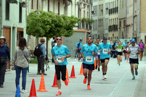 Participantes en la XXXIII Carrera Popular Hiru Herri disputada en Villava sobre 10 y 5 kilómetros.