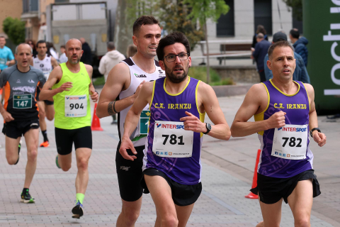 Participantes en la XXXIII Carrera Popular Hiru Herri disputada en Villava sobre 10 y 5 kilómetros.