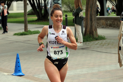 Participantes en la XXXIII Carrera Popular Hiru Herri disputada en Villava sobre 10 y 5 kilómetros.