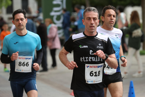Participantes en la XXXIII Carrera Popular Hiru Herri disputada en Villava sobre 10 y 5 kilómetros.