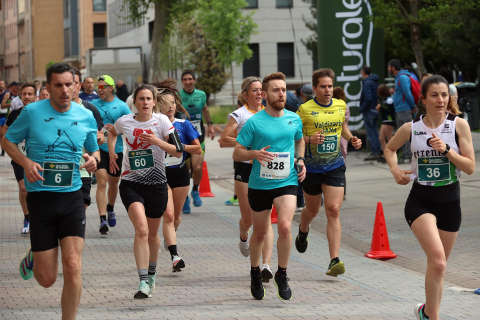 Participantes en la XXXIII Carrera Popular Hiru Herri disputada en Villava sobre 10 y 5 kilómetros.