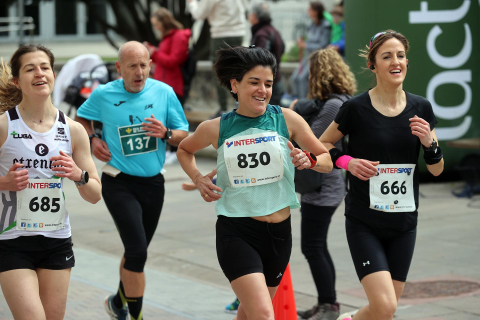 Participantes en la XXXIII Carrera Popular Hiru Herri disputada en Villava sobre 10 y 5 kilómetros.