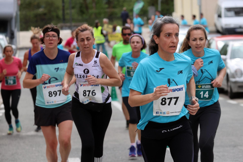Participantes en la XXXIII Carrera Popular Hiru Herri disputada en Villava sobre 10 y 5 kilómetros.