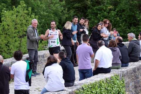 Participantes en la XXXIII Carrera Popular Hiru Herri disputada en Villava sobre 10 y 5 kilómetros.