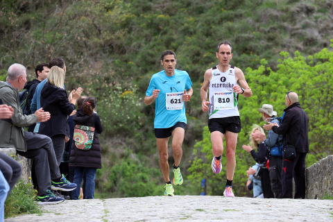 Participantes en la XXXIII Carrera Popular Hiru Herri disputada en Villava sobre 10 y 5 kilómetros.