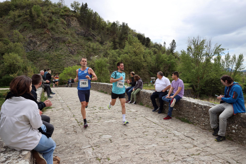 Participantes en la XXXIII Carrera Popular Hiru Herri disputada en Villava sobre 10 y 5 kilómetros.