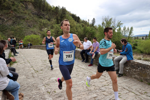 Participantes en la XXXIII Carrera Popular Hiru Herri disputada en Villava sobre 10 y 5 kilómetros.