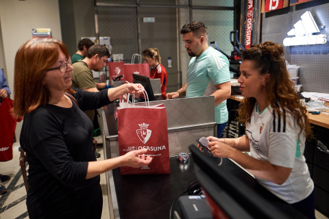 Colas para comprar la camiseta de Osasuna de la Copa del Rey