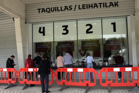 Imágenes de los aficionados de Osasuna recogiendo sus entradas para la final de Copa