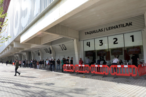 Imágenes de los aficionados de Osasuna recogiendo sus entradas para la final de Copa