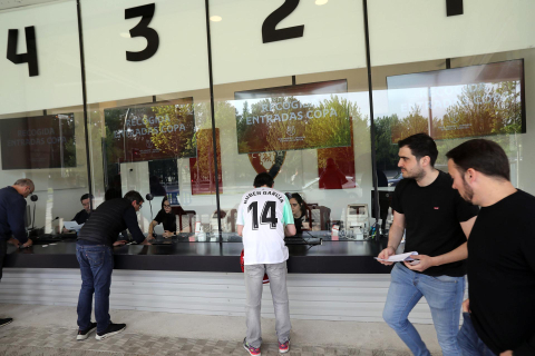 Imágenes de los aficionados de Osasuna recogiendo sus entradas para la final de Copa