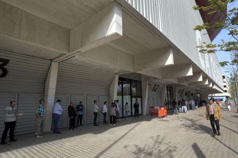Imágenes de los aficionados de Osasuna recogiendo sus entradas para la final de Copa