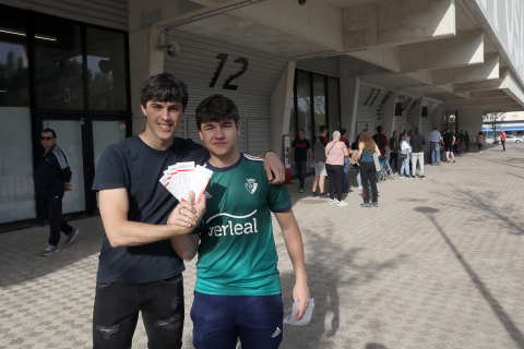 Imágenes de los aficionados de Osasuna recogiendo sus entradas para la final de Copa