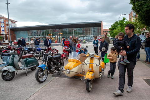 Exposición de motos antiguas en la Txantrea.