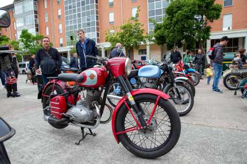 Exposición de motos antiguas en la Txantrea.
