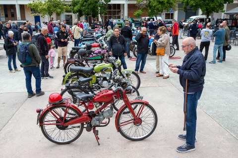 Exposición de motos antiguas en la Txantrea.