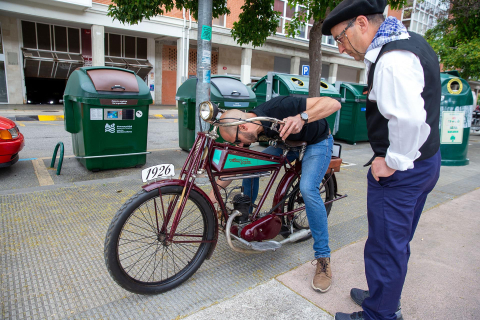 Exposición de motos antiguas en la Txantrea.