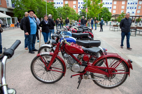 Exposición de motos antiguas en la Txantrea.