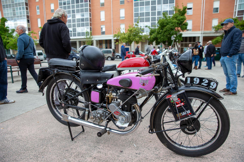 Exposición de motos antiguas en la Txantrea.