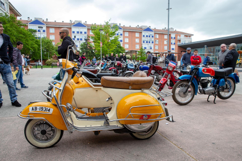 Exposición de motos antiguas en la Txantrea.