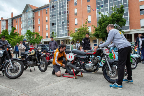 Exposición de motos antiguas en la Txantrea.