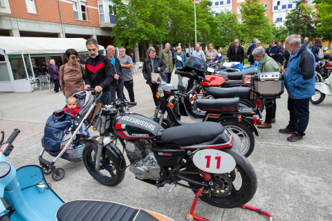 Exposición de motos antiguas en la Txantrea.