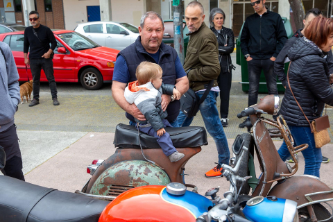 Exposición de motos antiguas en la Txantrea.