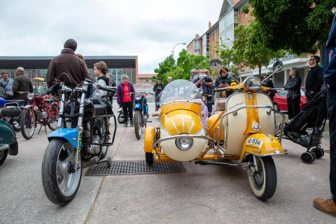 Exposición de motos antiguas en la Txantrea.