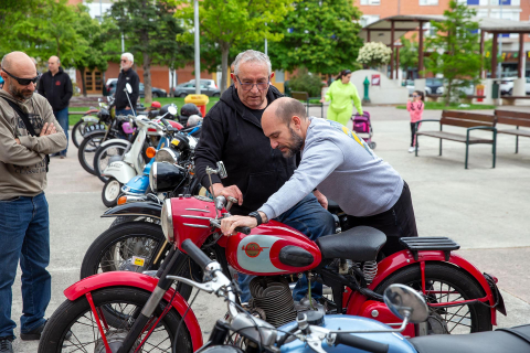 Exposición de motos antiguas en la Txantrea.