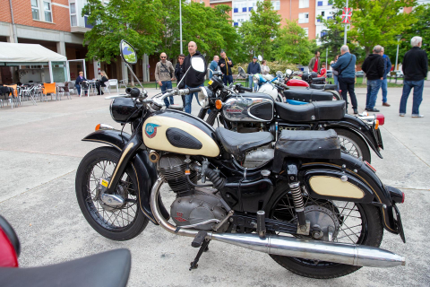 Exposición de motos antiguas en la Txantrea.