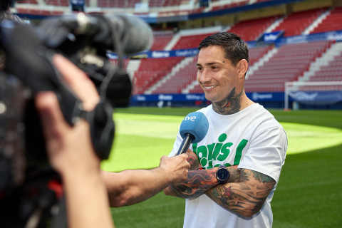 Los jugadores del C.A. Osasuna atienden este jueves, 4 de mayo, a los medios de comunicación durante el 'Media Day' del club en el estadio de El Sadar