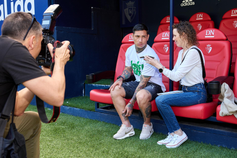 Los jugadores del C.A. Osasuna atienden este jueves, 4 de mayo, a los medios de comunicación durante el 'Media Day' del club en el estadio de El Sadar