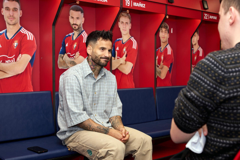 Los jugadores del C.A. Osasuna atienden este jueves, 4 de mayo, a los medios de comunicación durante el 'Media Day' del club en el estadio de El Sadar