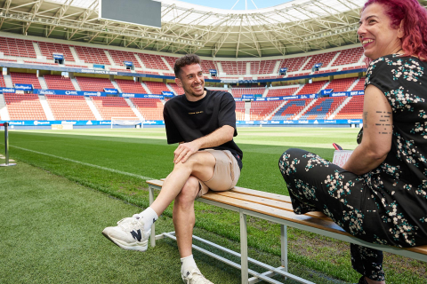 Los jugadores del C.A. Osasuna atienden este jueves, 4 de mayo, a los medios de comunicación durante el 'Media Day' del club en el estadio de El Sadar