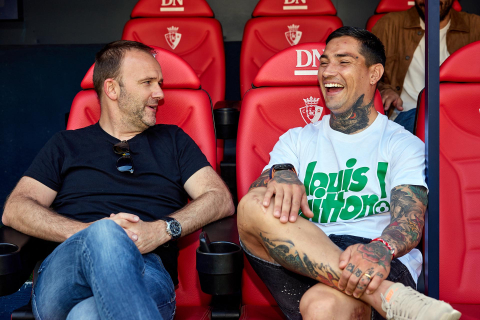 Los jugadores del C.A. Osasuna atienden este jueves, 4 de mayo, a los medios de comunicación durante el 'Media Day' del club en el estadio de El Sadar