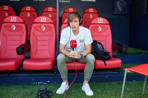 Los jugadores del C.A. Osasuna atienden este jueves, 4 de mayo, a los medios de comunicación durante el 'Media Day' del club en el estadio de El Sadar