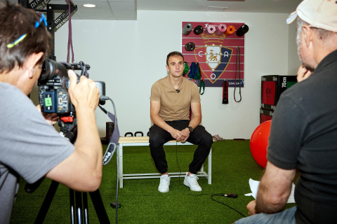 Los jugadores del C.A. Osasuna atienden este jueves, 4 de mayo, a los medios de comunicación durante el 'Media Day' del club en el estadio de El Sadar