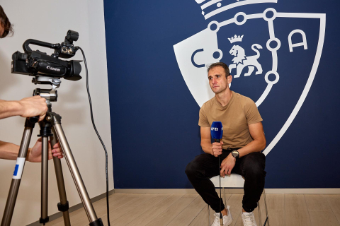 Los jugadores del C.A. Osasuna atienden este jueves, 4 de mayo, a los medios de comunicación durante el 'Media Day' del club en el estadio de El Sadar