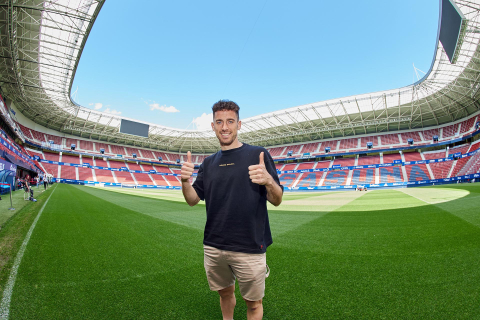 Los jugadores del C.A. Osasuna atienden este jueves, 4 de mayo, a los medios de comunicación durante el 'Media Day' del club en el estadio de El Sadar