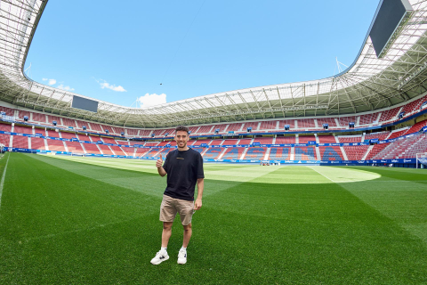 Los jugadores del C.A. Osasuna atienden este jueves, 4 de mayo, a los medios de comunicación durante el 'Media Day' del club en el estadio de El Sadar