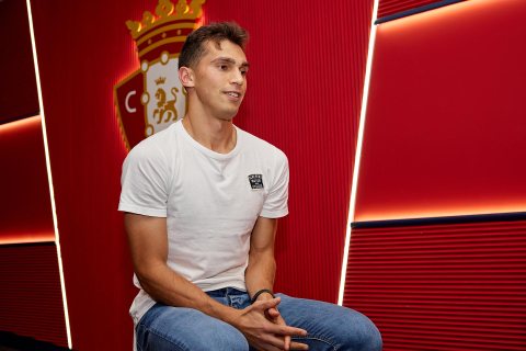 Los jugadores del C.A. Osasuna atienden este jueves, 4 de mayo, a los medios de comunicación durante el 'Media Day' del club en el estadio de El Sadar